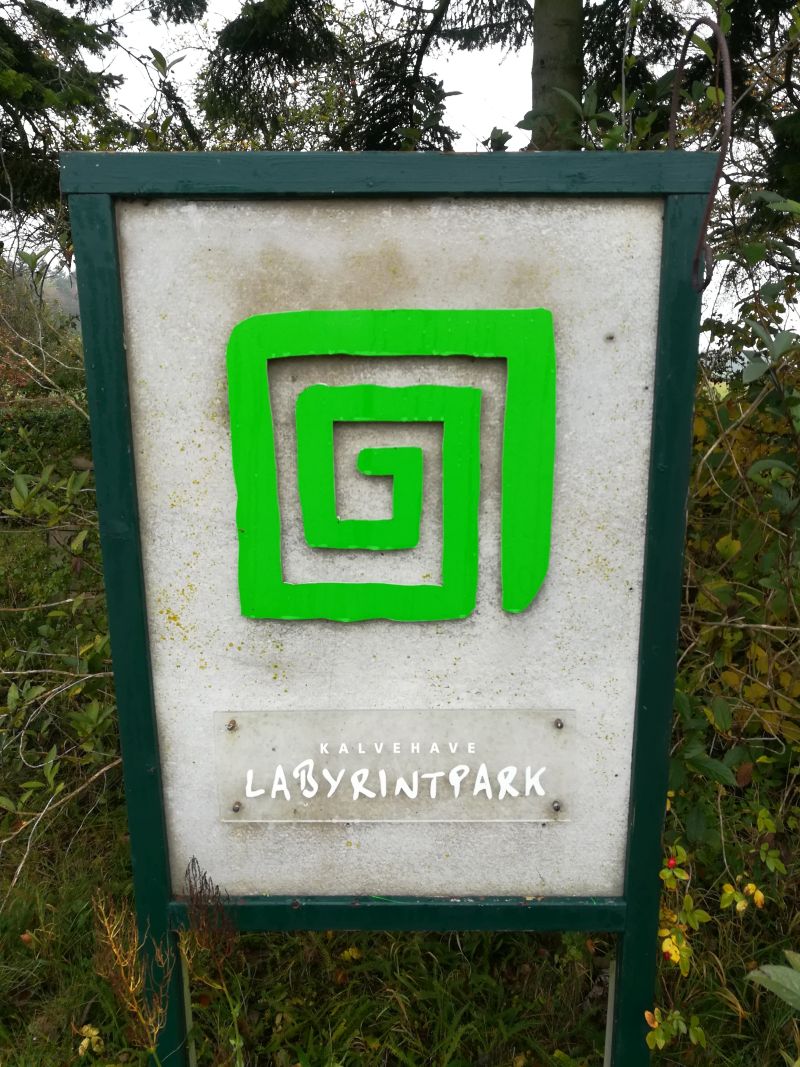 kalvehave labyrinth park dänemark schild