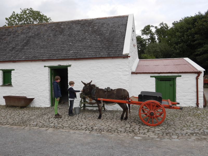 Muckross Farm Freilichtmuseum mit Kindern, Killarney Nationalpark, Irland