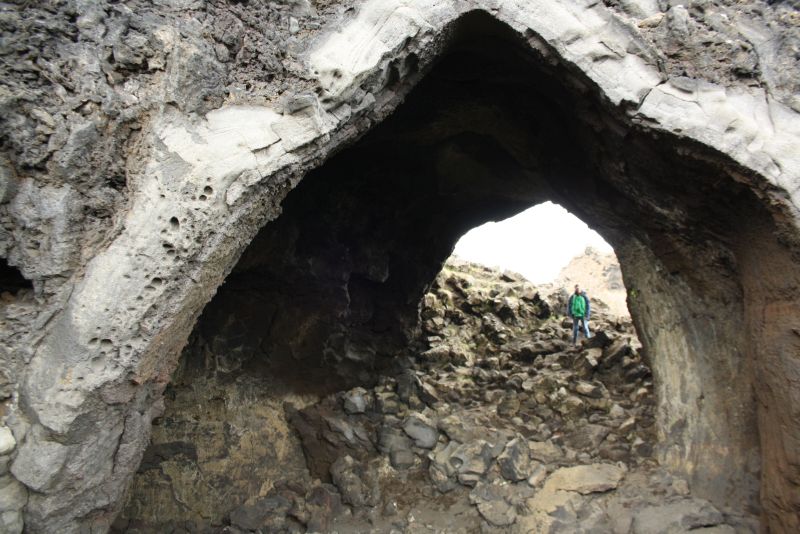 dimmuborgir, island, durchgang mit spitzbogen