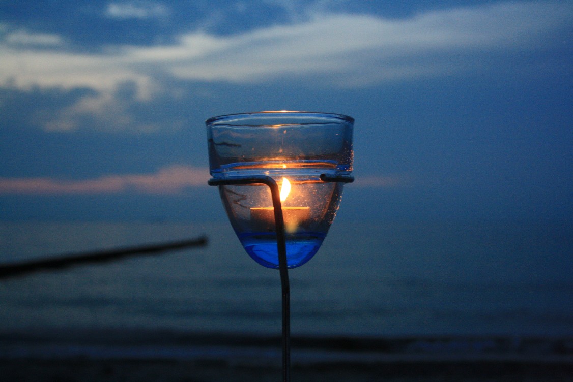 Candlelight on the beach - is there anything quite as romantic as that? (Not that sharing a picknick with my kids and two friend neccessarily needs to be romantic - but hey, we hat style!) :)