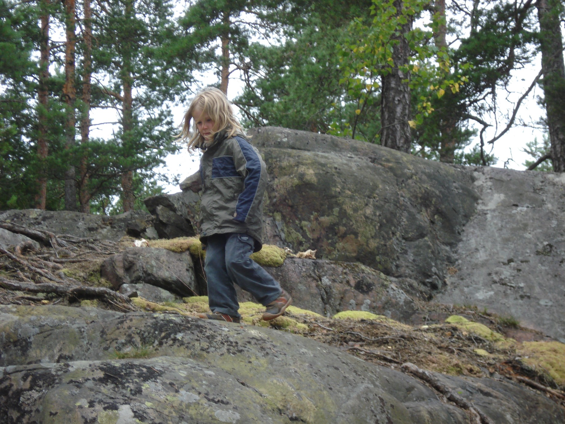 The small islands of the Archipelago are great adventure playgrounds not only for kids. (Here Silas is looking a bit grumpy because the big ones had outrun him.)