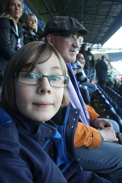 Janis in the football stadion with Grandpa - in a moment when he didn't stick his fingers into his ears. 