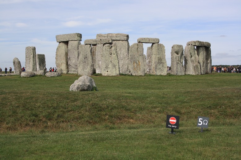 Näher kommt man den Steinen nicht - was aber durchaus zur Mystifizierung beiträgt, wie ich finde. (You don't get any closer to the stones than this, BUT this does evoke a certain mystic air.)