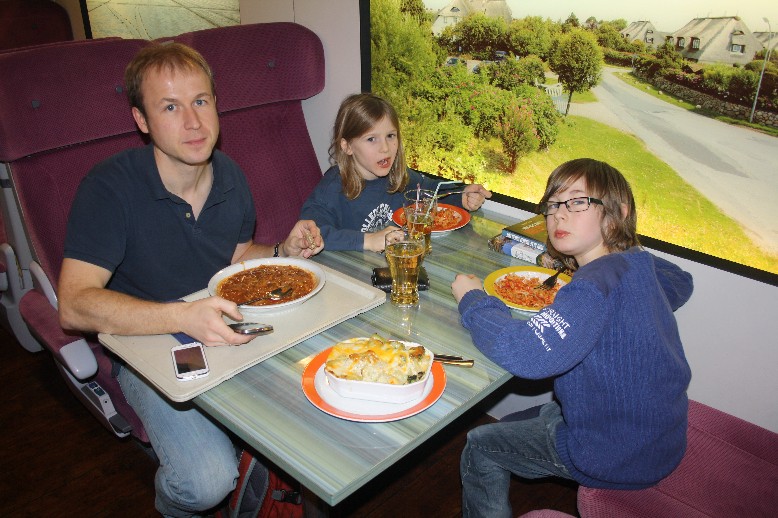 Selbst die Mittagspause im (guten!) Bistro ist ein Erlebnis für sich. (Even the lunch break in the train look-alike restarant is an experience of its own.)