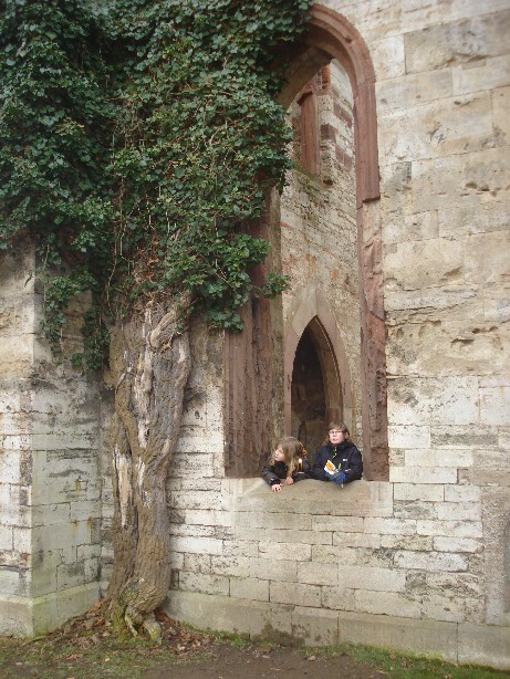 Die echte Ruine des Tempelherrenhaues ist heute sogar noch romantischer als die unechte Ruine aus der Romantik nebenan. (The real ruin looks even more romantic today than the fake ruin next to it that was built in Romanticism.)
