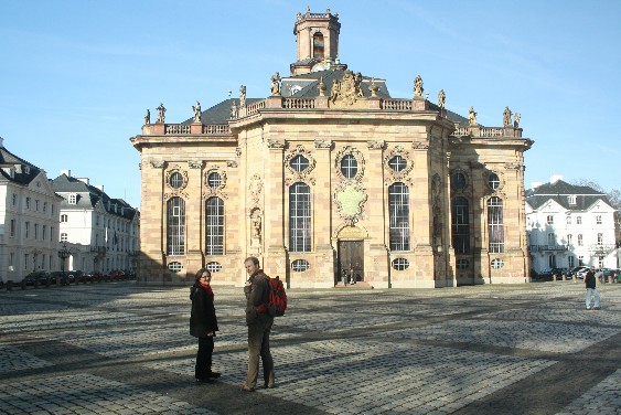 Die Ludwigskirche gilt als eine der bedeutendsten Kirchen des Barock und als Saarbrückens Wahrzeichen. (The Ludwigskirche is said to be one of the greatest churches of the Baroque era.)