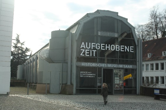 Hier geht's abwärts: Der Großteil des Historischen Museums Saar befindet sich unter der Erde. (Most of the Historical Museum Saar in Saarbrücken is under ground.)