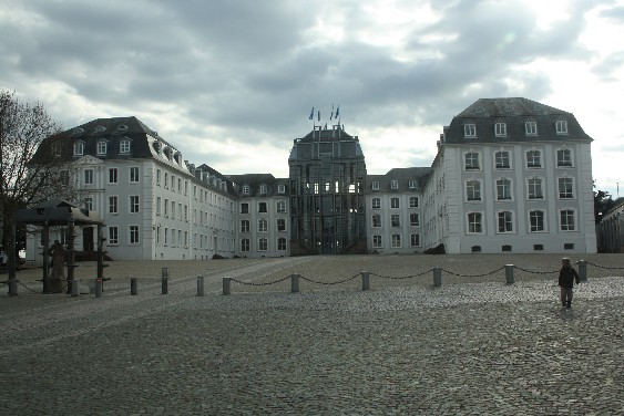 Der Mittelteil des Saarbrücker Schlosses ist nach einem Bombentreffer im Zweiten Weltkrieg modern wieder aufgebaut worden - was nicht bei allen Einwohnern auf Gegenliebe stieß. (The middle part of the palace was hit by a bomb in WWII. What the architects made of it was not appreciated by all inhabitants.)