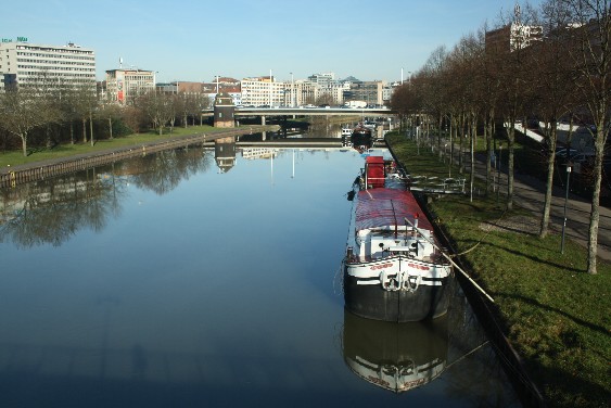 Die Saar bildet die Grenze zwischen den Städten Alt-Saarbrücken und St. Johann, die 1909 zu Saarbrücken zusammengeschlossen wurden. (The river Saar is the border between the two towns of Old Saarbrücken and St. Johann that united in 1909 to become modern Saarbrücken.)