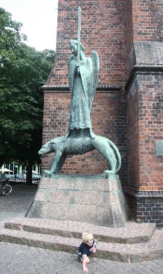 Der "Geistkämpfer" von Ernst Barlach symbolisiert den Triumph des Guten über das Böse. (The statue of Ernst Barlach symbolizes the triumph of the Good.) 