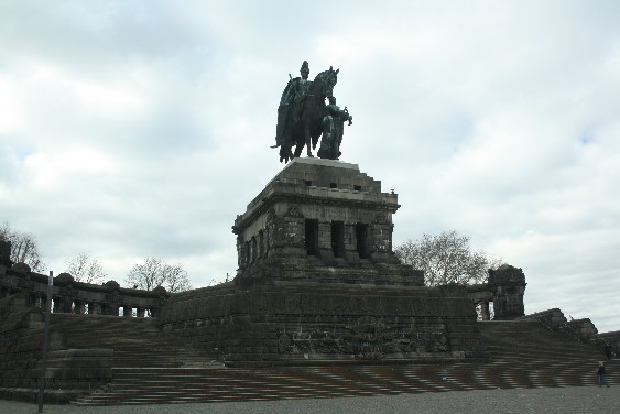 Gegenüber des Deutschen Ecks residiert Kaiser Wilhelm. (The Kaiser memorial is just next to the German Corner.) 