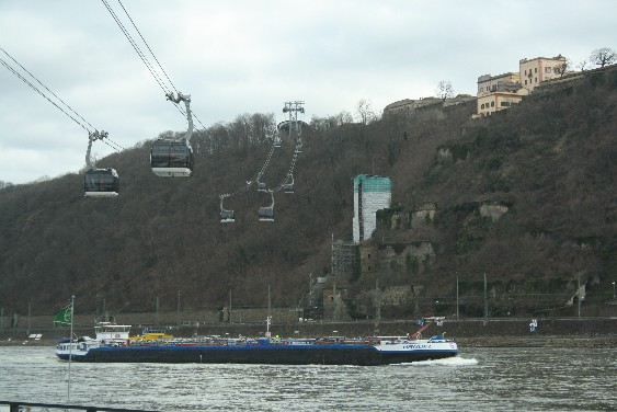 Die Seilbahn über den Rhein zur Festung Ehrenbreitstein zählt zu den Hauptattraktionen der Stadt. (The cable cars over the river Rhine up to the fortress are one of Koblenz' best attractions, especially for children.)