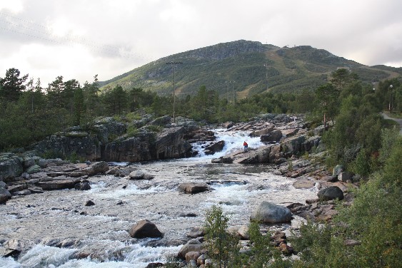 Die Otra schlängelt sich durchs ganze Setesdal. (The river Otra runs all through Setesdalen.) 