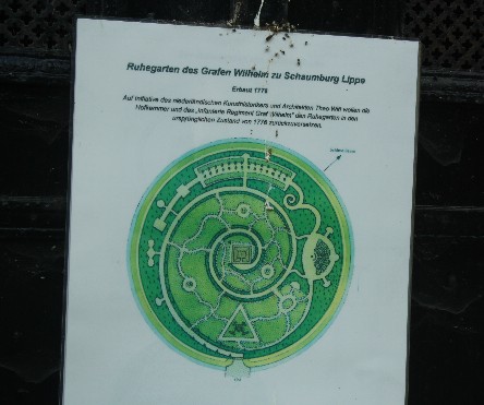 So soll's werden: Die derzeit noch spärlich sprießende Spirale steht für den Lebensweg, Pyramide und Dreieck symbolisieren das aufklärerische Denken des Freimaurers. (This is how the park is going to look like again.)