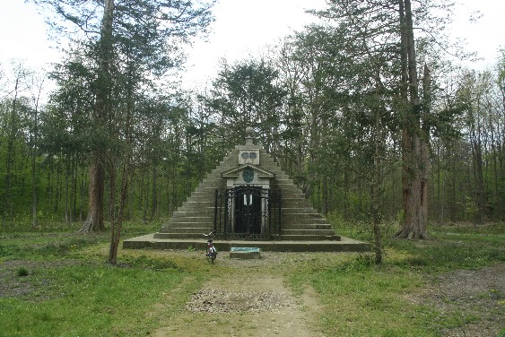 ausflugsziel im schaumburger land, pyramide im wald
