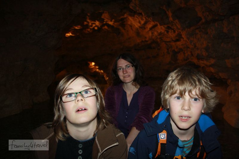 Drei faszinierte Passagiere auf dem Weg durch die Höhlenwelt...