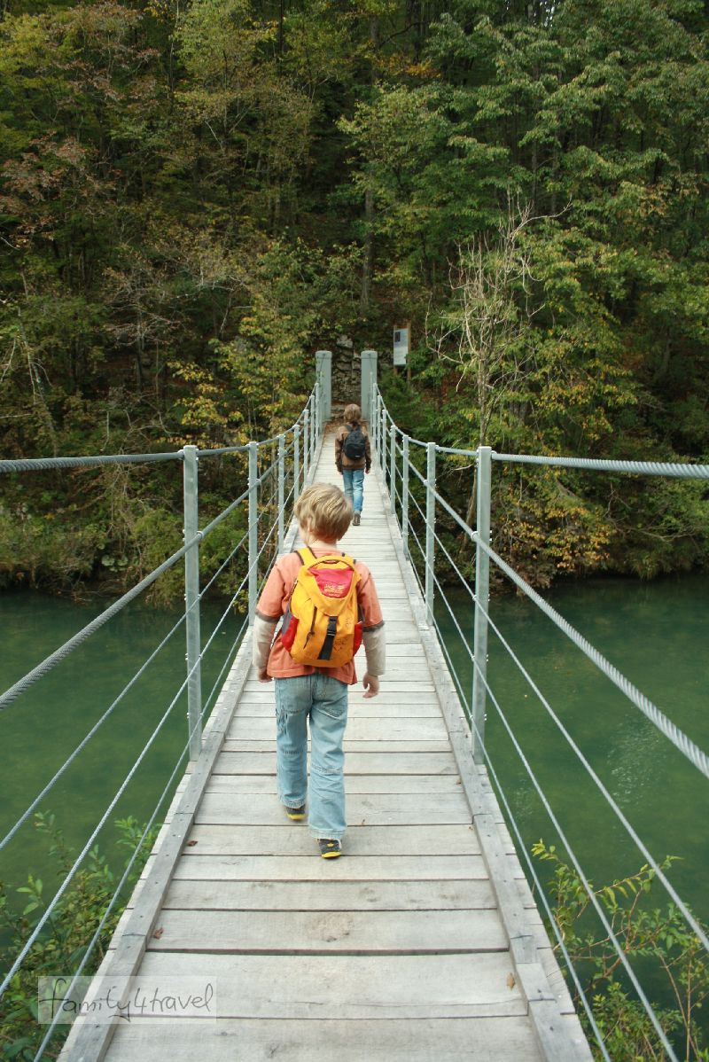 Eine abenteuerliche Hängebrücke, und schon macht den Kindern das Wandern Spaß. 