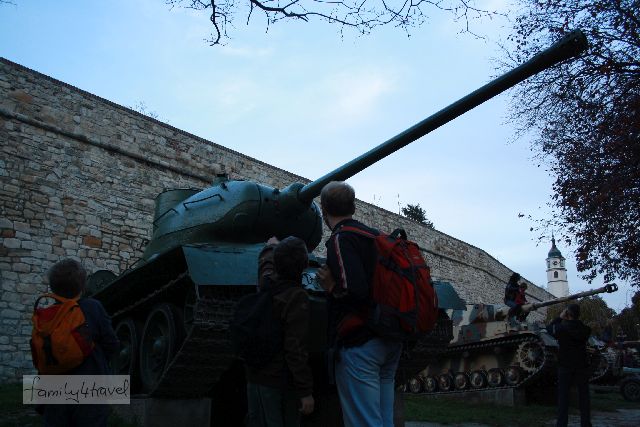 Im Stadtpark an der Belgrader Festung sind Panzer ausgestellt. Begeisterte Eltern machen Erinnerungsfotos: Mein Kind mit Panzer. Wir sind entsetzt. 