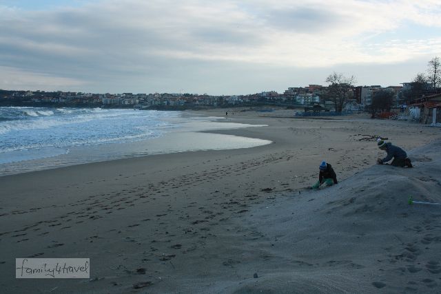 Im Winter ist es am Schwarzen Meer eiskalt, aber dafür haben die Jungs den Strand von Sozopol ganz für sich allein. 