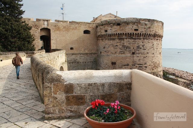 Die Festung bestimmt das Stadtbild von Taranto. 