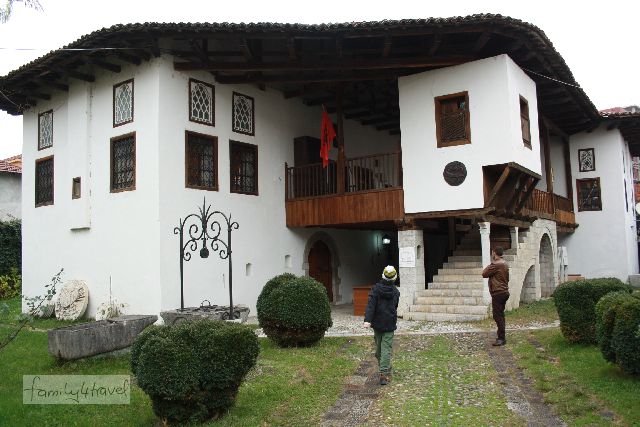 Das historisch-ethnologische Museum von Shkoder ist in einem traditionellen albanischen Wohnhaus untergebracht. 