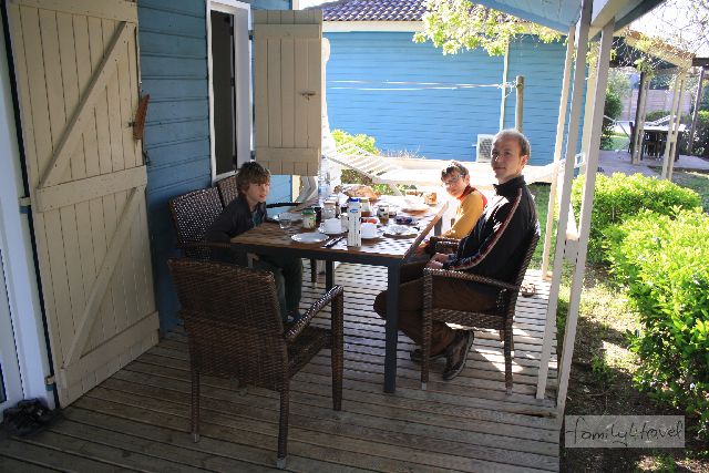 Ein Paparazzi-Blick auf unseren Frühstückstisch auf der Terrasse. Campingplatz Marina d'Erba Rossa, Korsika. 
