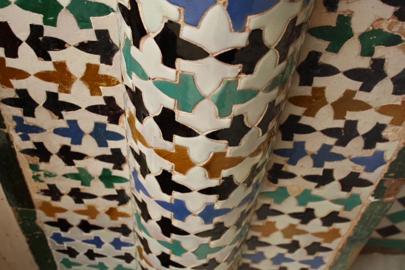 Das typische Alhambra-Fliesendekor gibt es hier in verschiedensten Variationen. 