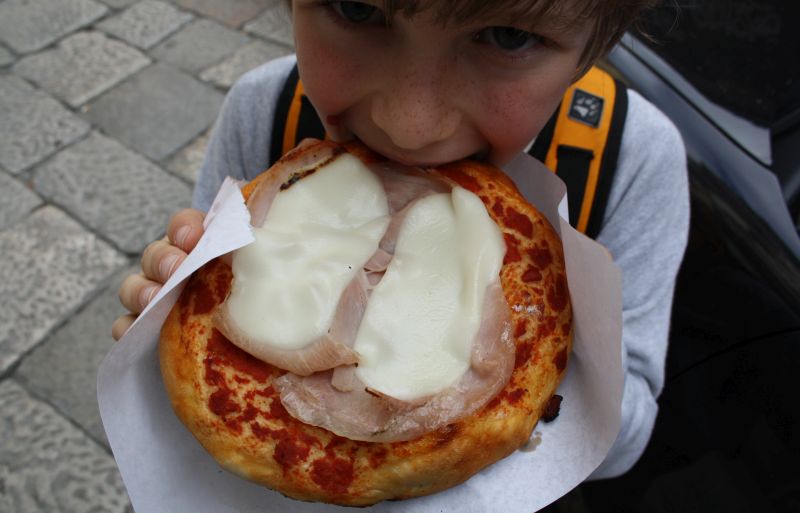 Kind isst Pizza in Palermo, Sizilien, Italien