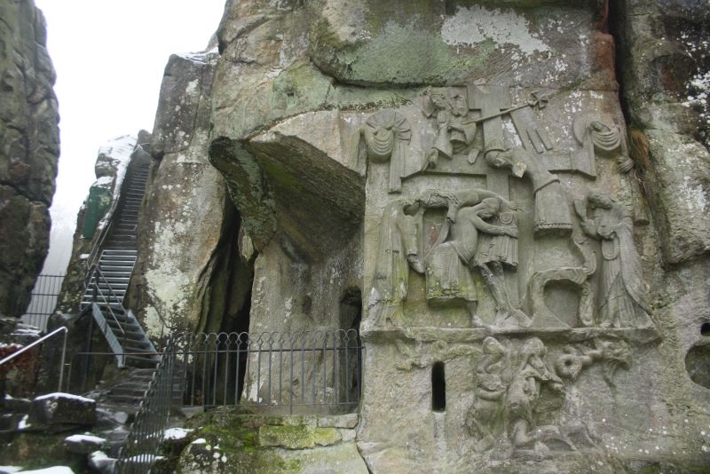 Am Fuß der Externsteine befindet sich der Zugang zu den Grotten und das mittelalterliche Relief. 