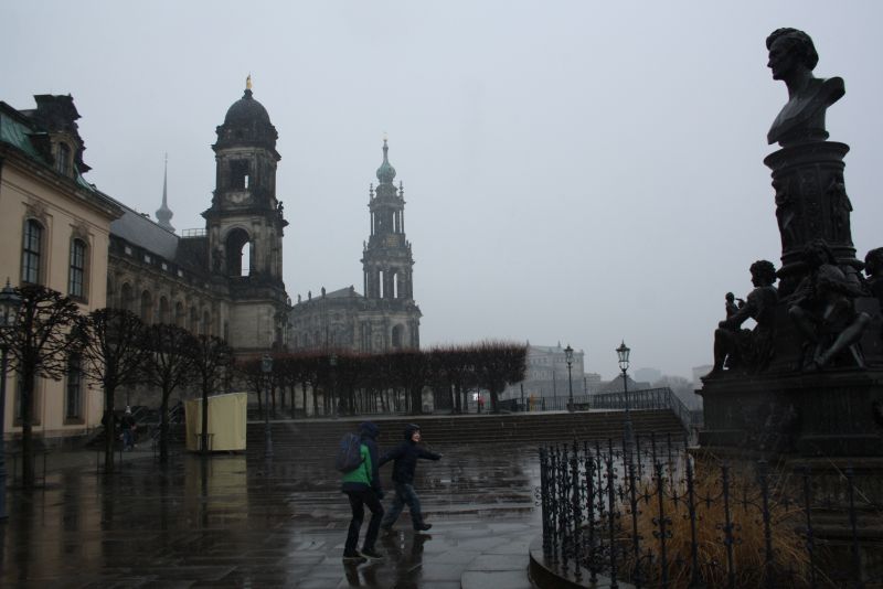 Dresden in trist: Schneeregen auf den Brühlschen Terrassen. 