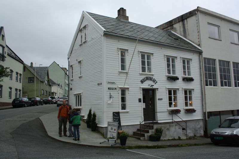 Das Waldhuset Museum ist eins von den typisch norwegischen weißen Holzhäuschen. 