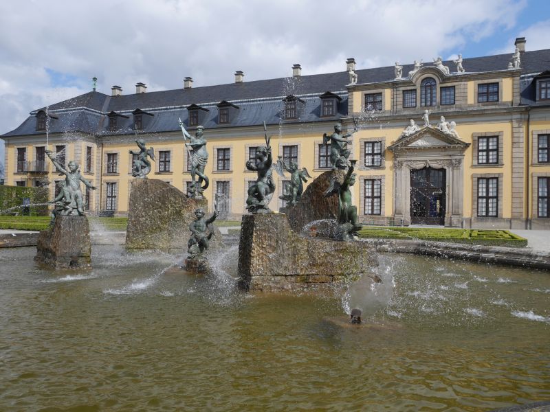 Der Neptunbrunnen am Orangerie-Parterre. Im Gebäude ist eine Galerie, aber die ist an diesem Tag gesperrt. 