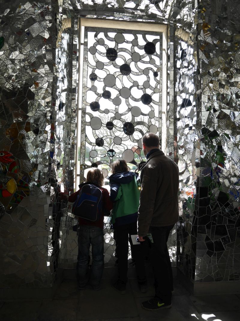 Spiegelfenster in der Niki de Saint Phalle Grotte in den Herrenhäuser Gärten Hannover. 