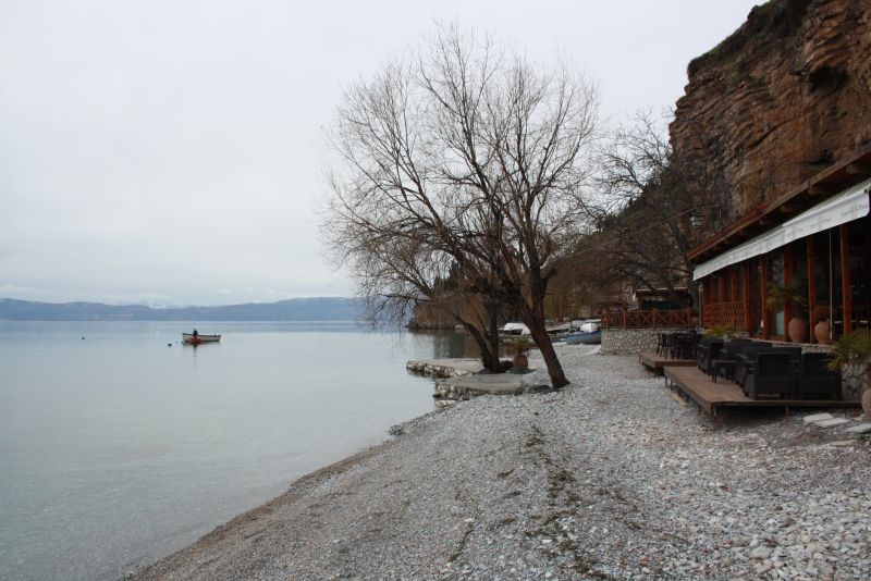 Cafés am Ufer des Ohridsee.