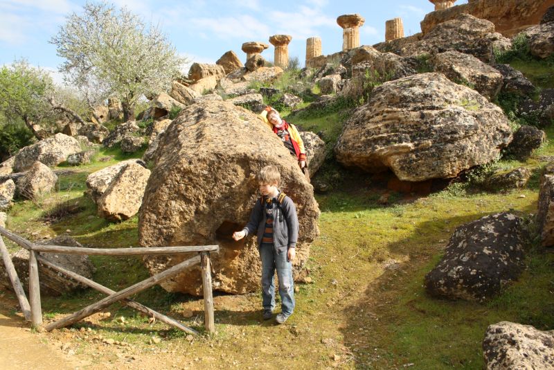 sizilien agrigento ruinen mit kindern