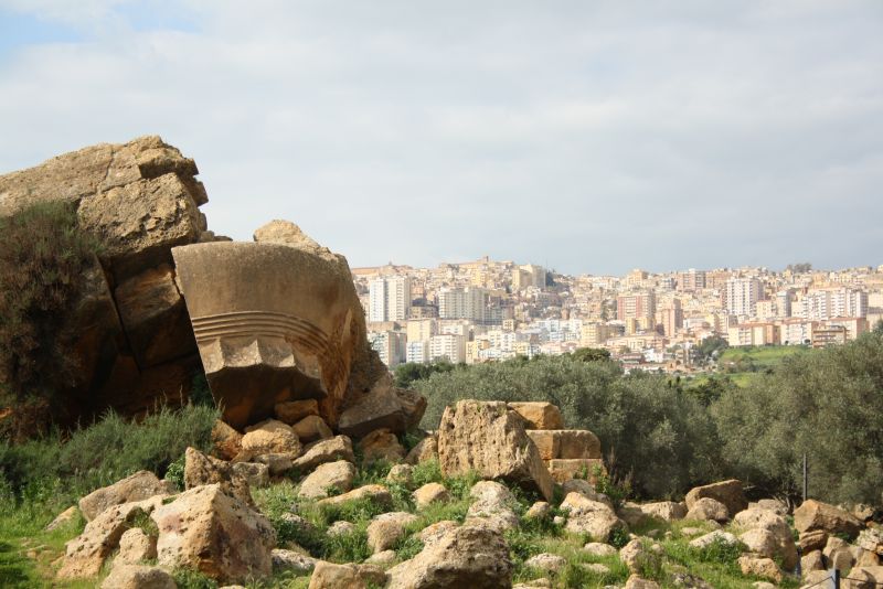 sizilien agrigento ruinen und moderne stadt