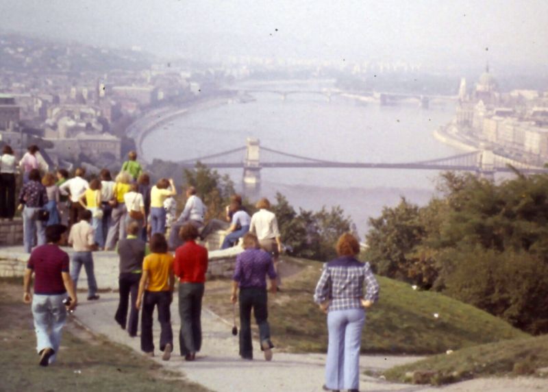 Jugendgruppe an der Kettenbrücke in Budapest, 60er Jahre