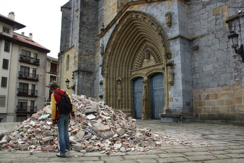 Mahnmal in Gernika, Trümmer vor der Kirche, Urlaub im Baskenland mit Kindern