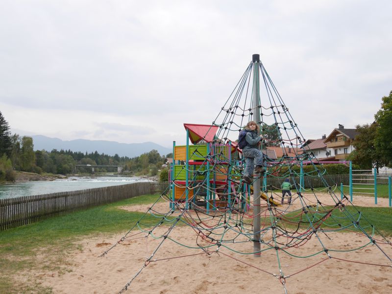 Der Spielplatz in Lechbruck mit Lech-Blick. 