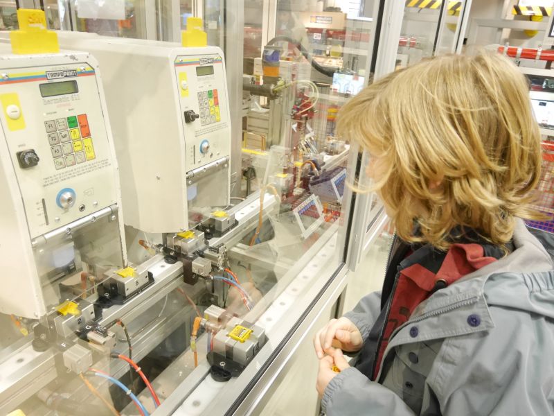 Wie Legosteine hergestellt werden, erfährt man auch in der Lego-Fabrik (wenngleich hier natürlich nicht wirklich produziert wird, wie ältere Kinder sofort bemerken).