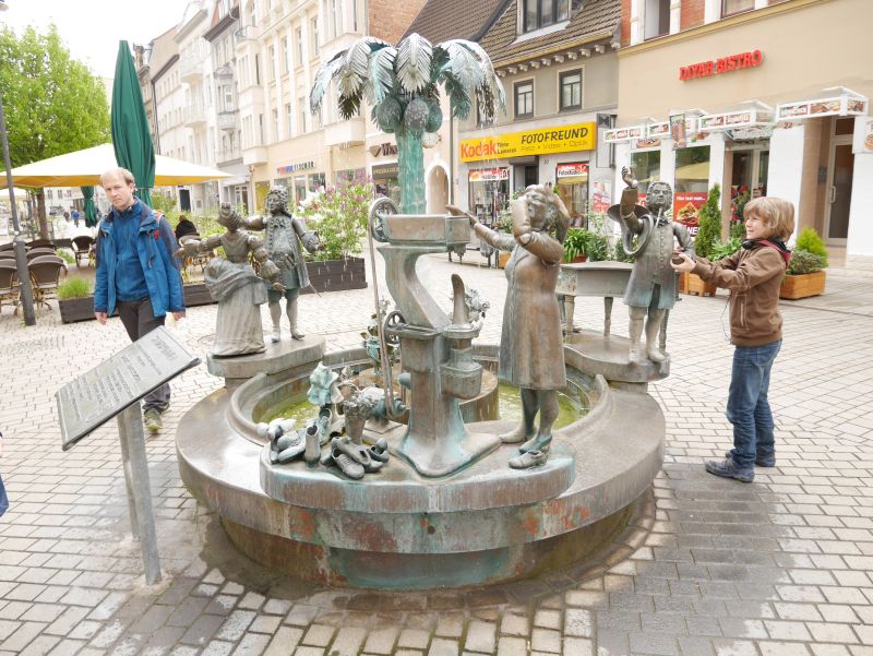 Stadtbrunnen Weißenfels mit Kindern