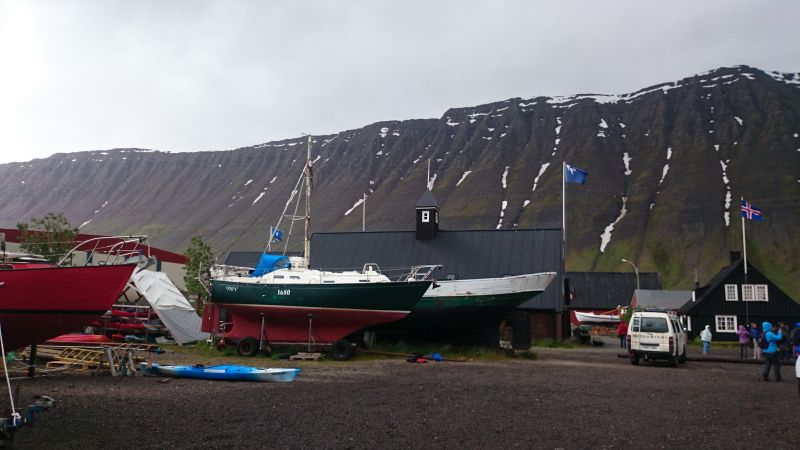 Isafjördur, Island, Altstadt mit Schiffen