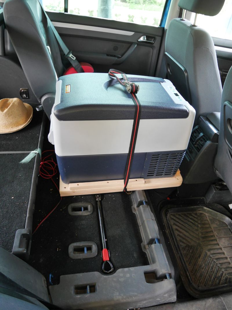 Roadtrip mit Kindern, Kompressor-Kühlbox auf dem Rücksitz, VW Touran