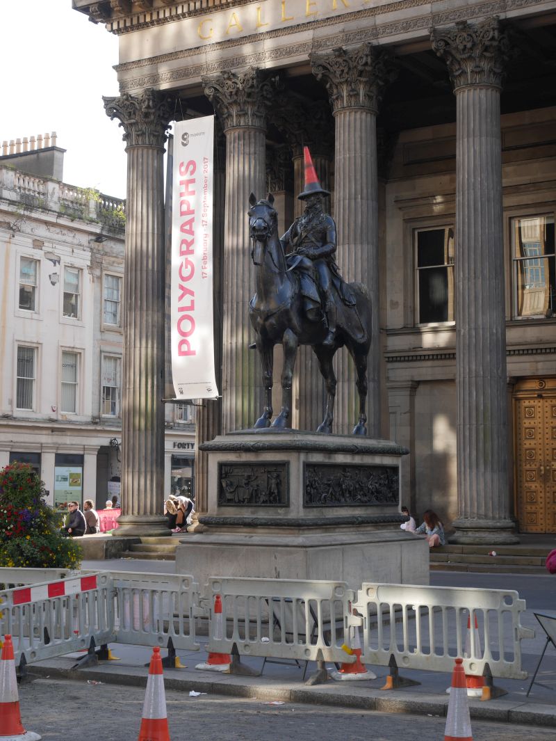 Tagesausflug nach Glasgow mit Kindern, Denkmal mit Pylone auf dem Kopf, Duke of Wellington