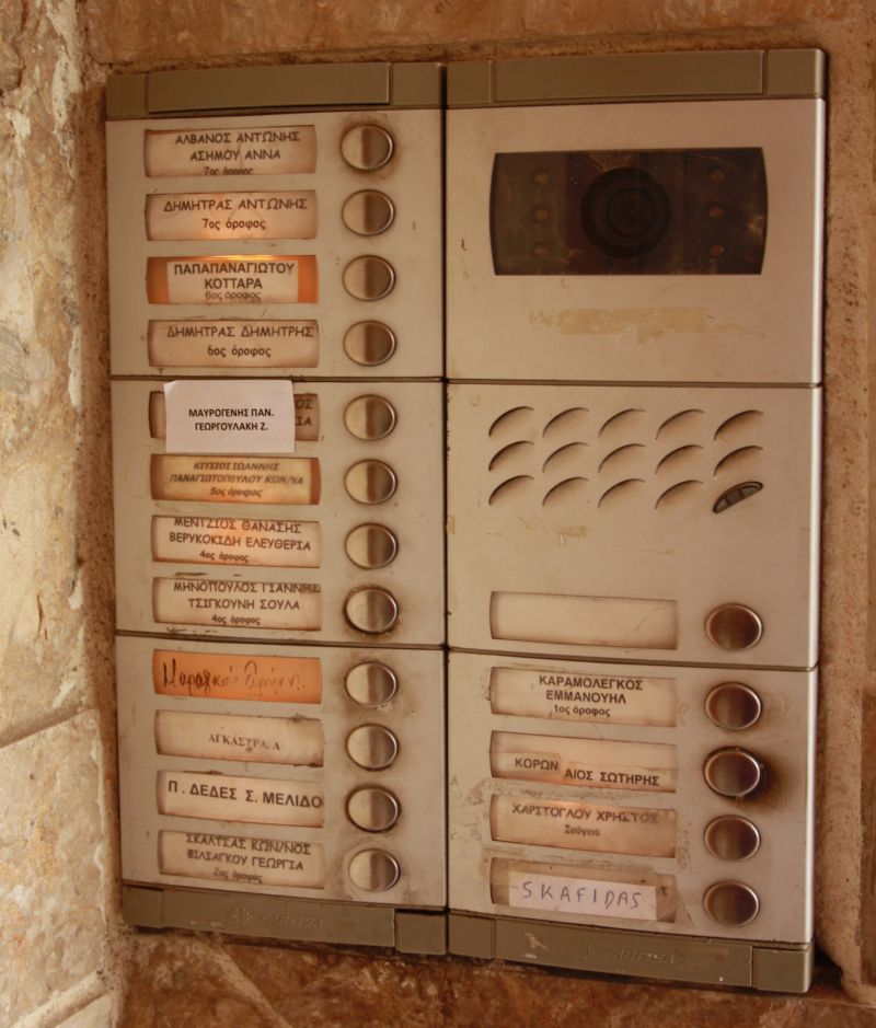 Klingelschild Mehrfamilienhaus in Griechenland