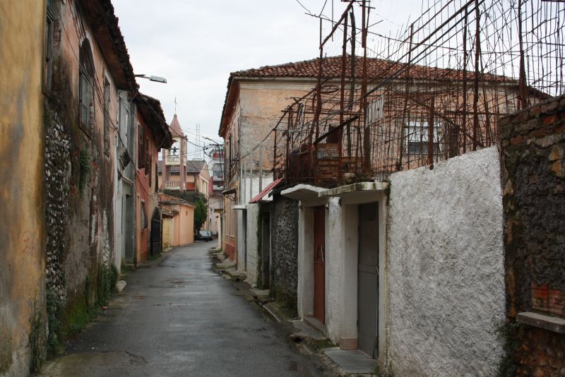seitenstraße in shkodra, albanien