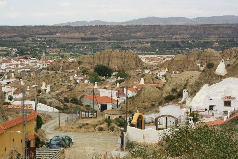 Blick über das Höhlenviertel von Guadix. 