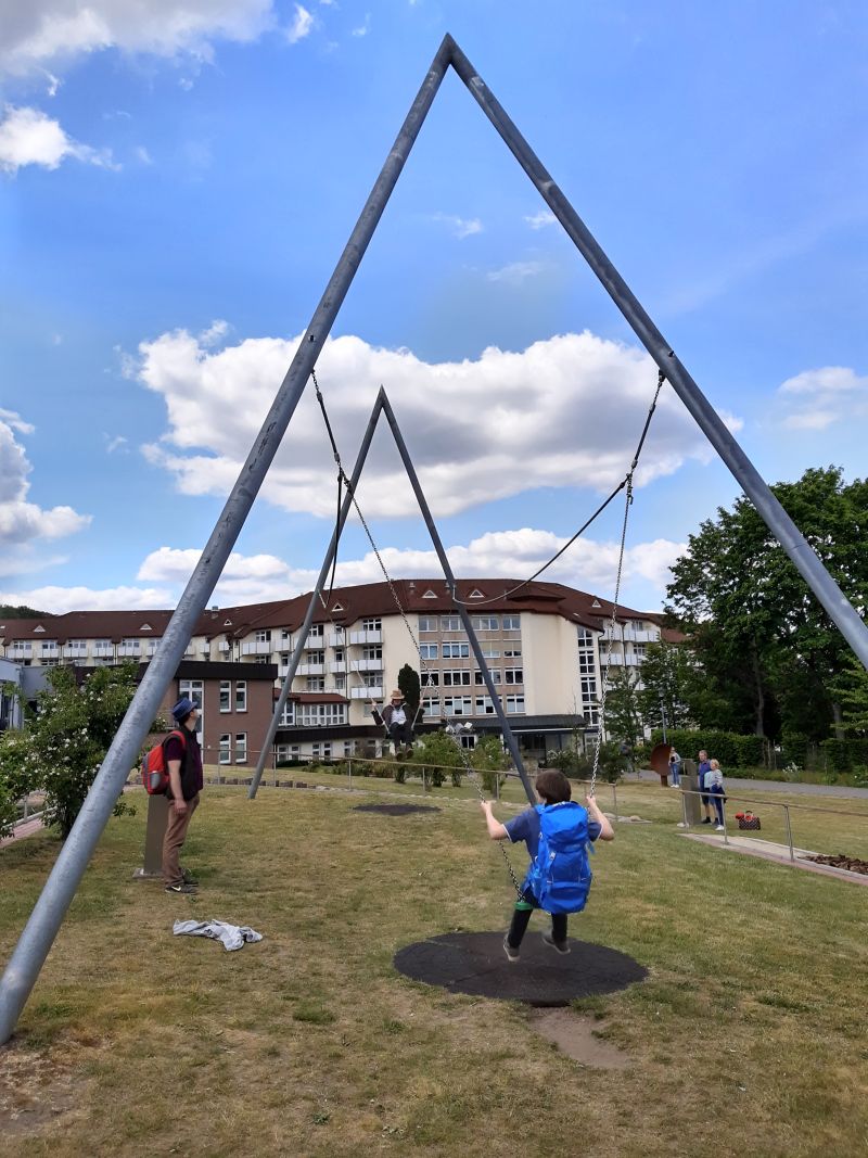 partnerschaukel vor kurklinik bad essen