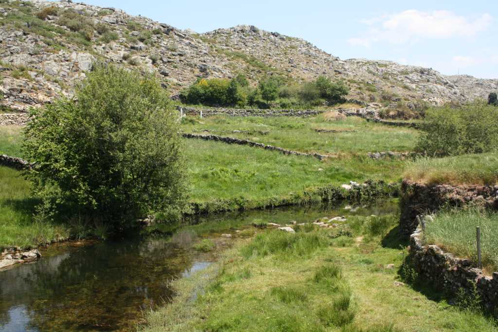 arouca wandern landschaft mit bach