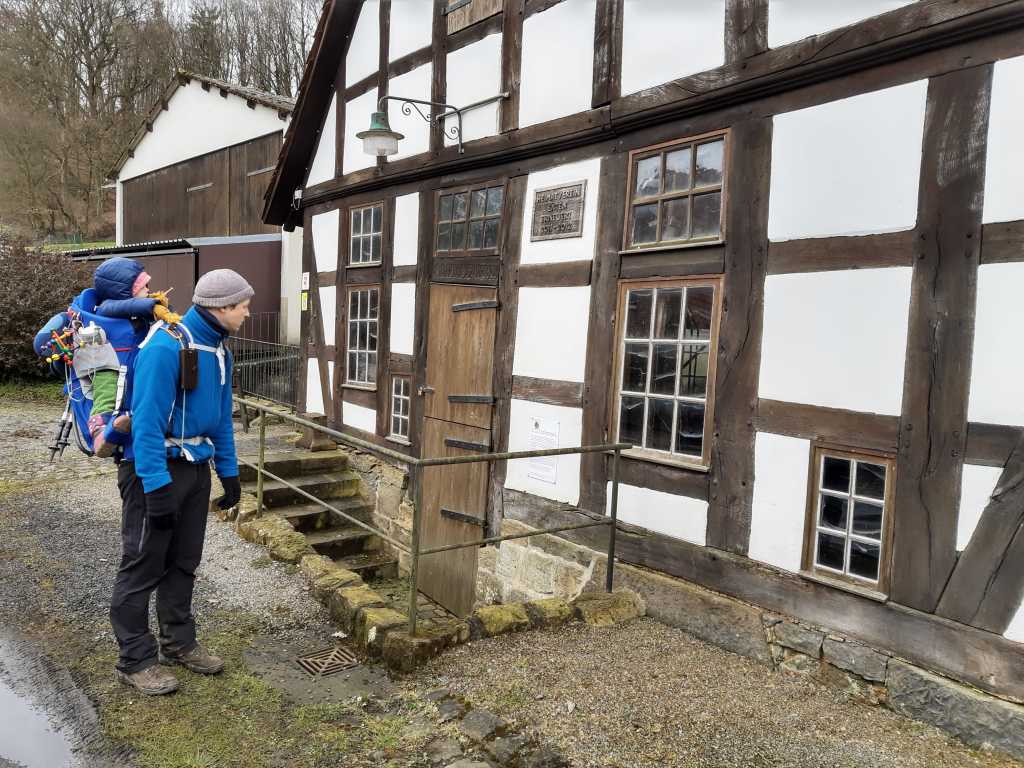 oberer eisenhammer exten, wandern mit kind in kraxe